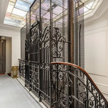 Apartment Parisian In The 16th